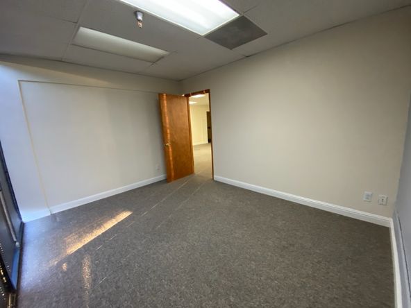 CORNER OFFICE, WINDOWS. 2 OFFICES, LARGE BULLPEN